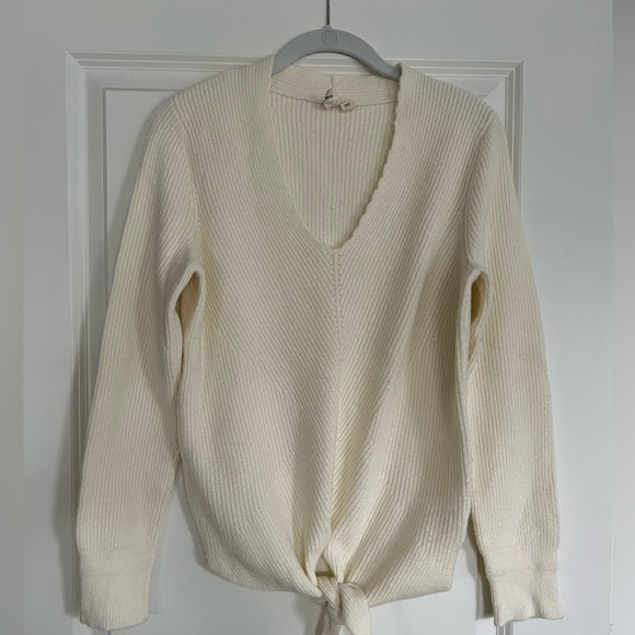 Anthropologie Sweaters - Cream sweater